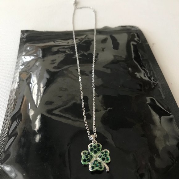 Four Leaf Clover Necklace Austrian Crystals New - Picture 1 of 8